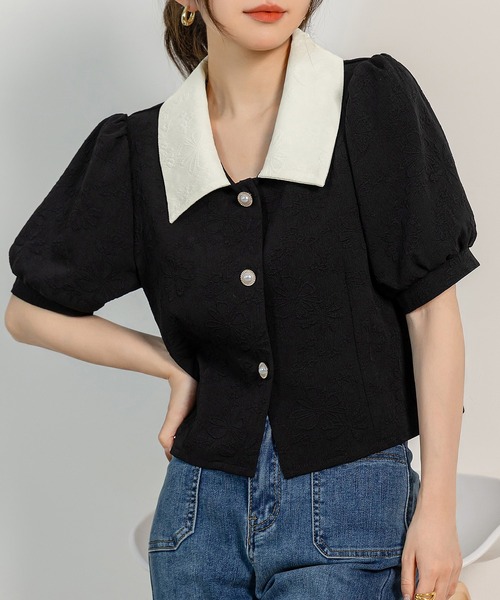 BABY お花ボタン半袖ブラウス　黒 DAY CLOSET ブラウス シャツ 「立体花柄エンボス加工×パール調ボタン
