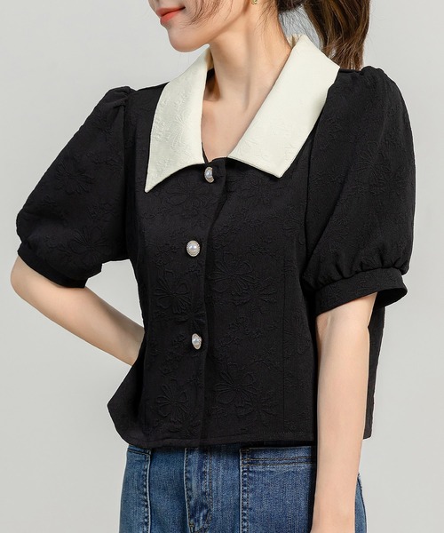 BABY お花ボタン半袖ブラウス　黒 DAY CLOSET ブラウス シャツ 「立体花柄エンボス加工×パール調ボタン