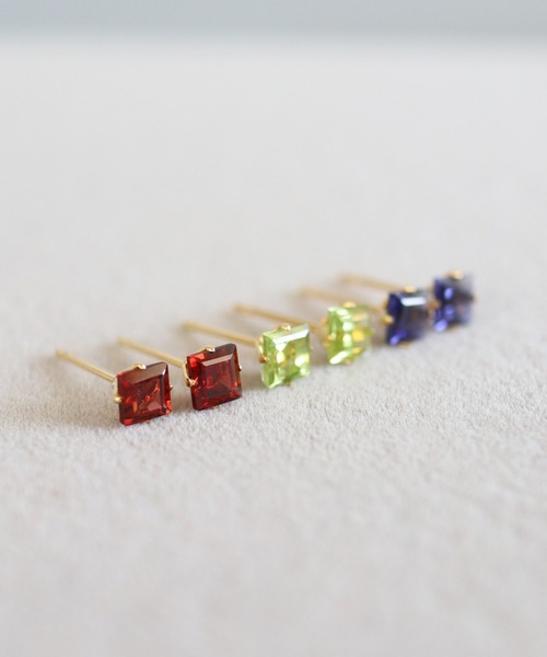 ⭐︎週末SALE⭐︎Curiosa スタッドピアス　シングル、スクエアカット Curiosa スタッドピアス, シングル、スクエアカット, グリーン
