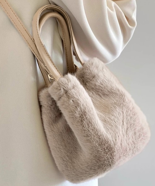 ベージュ ファー ショルダーバッグ*2 DAY CLOSET ハンドバッグ 「形が変わる2WAY」きれいめふわふわフェイク
