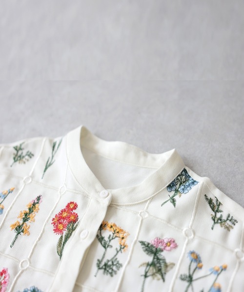 美品✨ センソユニコ バンドカラーブラウス シャツ 総柄 刺繍 ホワイト 38 antiqua（アンティカ） ブラウス シャツ 花柄 刺繍 バンドカラー
