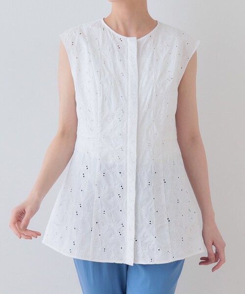 美品　インディヴィ　ホワイト　シャツ　ブラウス INDIVI ブラウス シャツ 春SALE！「洗える」フラワーカット刺繍