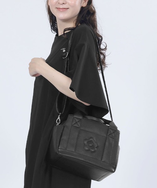 2-5日着 MARY QUANT スクエアシュリンクデイジー 2WAYミニトート MARY QUANT ONLINE SHOP｜マリークヮントオンラインショップ