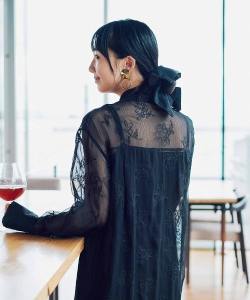 MEDE19F（メデジュウキュウ） ワンピース 花刺繍をほどこしたボウタイ 