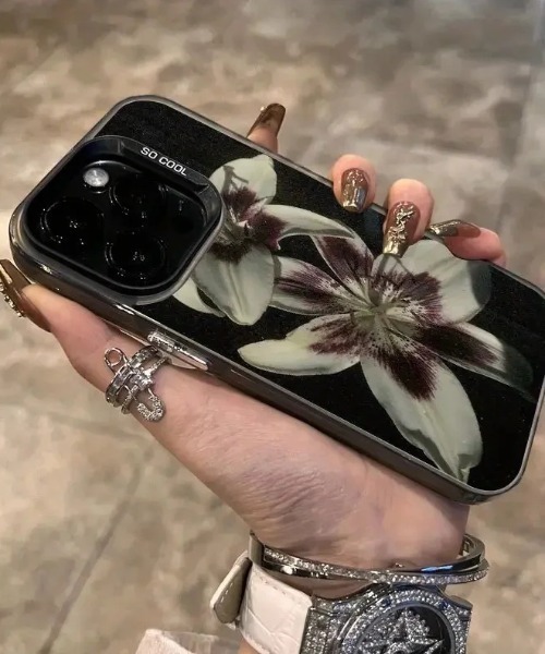 【Iphone15】ユリの花のブラックフレーム　ハードケース スマホケース ユリの花プリント グランジ風スマホケース iPhone14