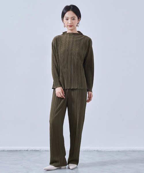 オリーブグリーン プリーツ加工 長袖シャツ On One's Own スマホショルダー tシャツ プリーツ加工ボートネック