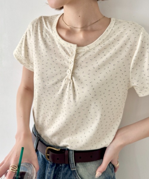 SOLLON.（ソルロン） tシャツ 小花柄ヘンリーネック半袖トップス