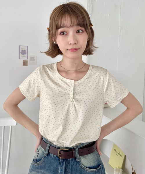 SOLLON.（ソルロン） tシャツ 小花柄ヘンリーネック半袖トップス