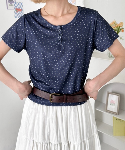 SOLLON.（ソルロン） tシャツ 小花柄ヘンリーネック半袖トップス