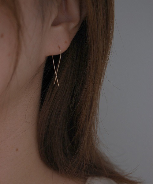 ピアス 「kare」「両耳用」ゴールド 華奢 エックス（X）シルエット ピアス レディースの画像