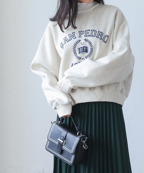 海外限定スパイク販売 Isn't She？ トレーナー スウェット 裏起毛ロゴクロップド トップス