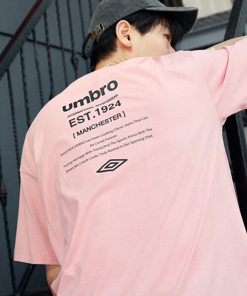 umbro（アンブロ） tシャツ × PUBLUX/アンブロ 別注 ロゴグラフィックT