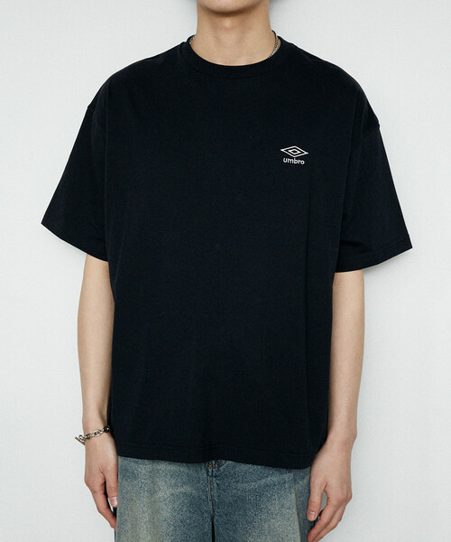 umbro（アンブロ） tシャツ × PUBLUX/アンブロ 別注 ロゴグラフィックT