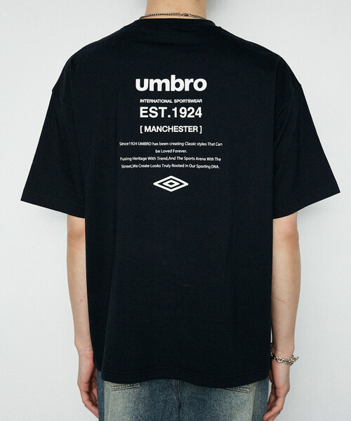 umbro（アンブロ） tシャツ × PUBLUX/アンブロ 別注 ロゴグラフィックT