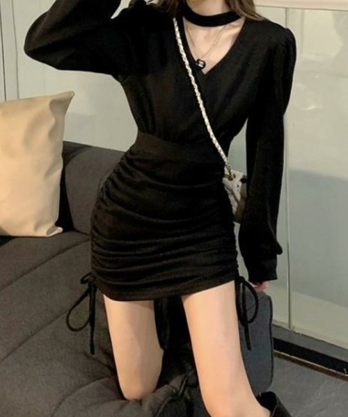 ワンピース Nia(ニア)/Vネックチョーカー風 シャーリングワンピース