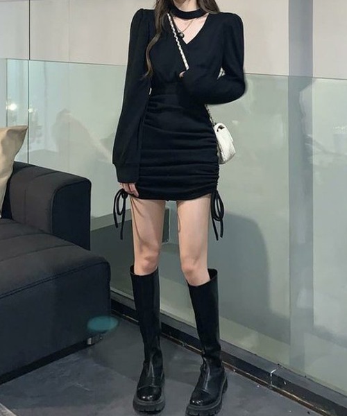 ワンピース Nia(ニア)/Vネックチョーカー風 シャーリングワンピース