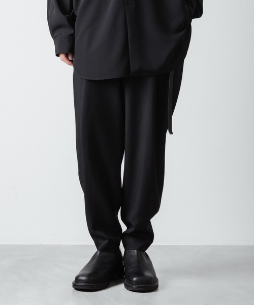 スラックス RECYCLE POLYESTER 2-TUCK TAPERED PANTS メンズの画像