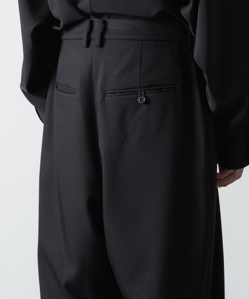 スラックス RECYCLE POLYESTER 2-TUCK TAPERED PANTS メンズの画像