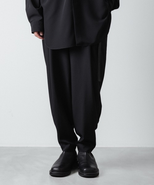 スラックス RECYCLE POLYESTER 2-TUCK TAPERED PANTS メンズの画像