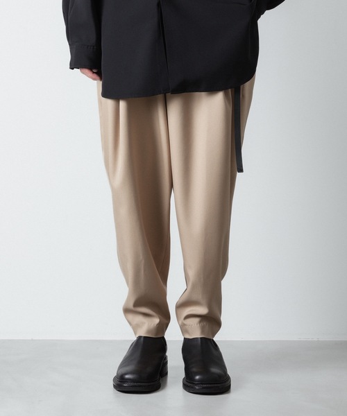 スラックス RECYCLE POLYESTER 2-TUCK TAPERED PANTS メンズの画像