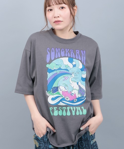 グラフィックプリント Tシャツ カラフル チチカカ（TITICACA） tシャツ カラフルソンクラーンプリントTシャツ