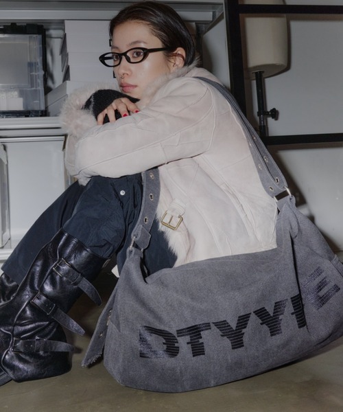 DTYYPE（ドタイプ） ショルダーバッグ バッグ ロゴ入りヴィンテージ風