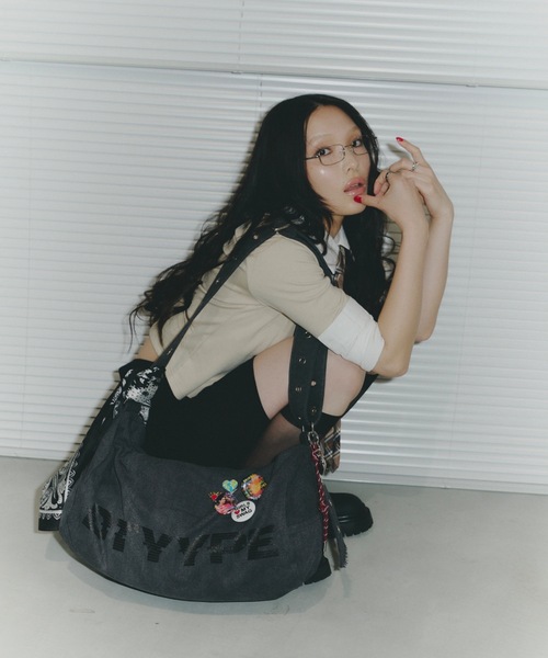 DTYYPE（ドタイプ） ショルダーバッグ バッグ ロゴ入りヴィンテージ風