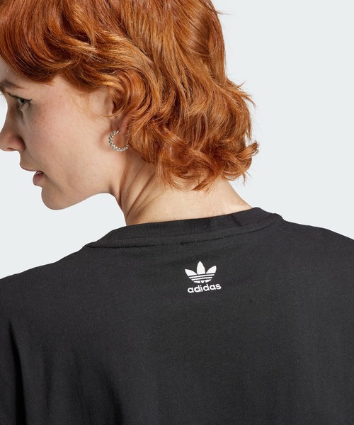 花柄刺繍が可愛い adidas クロップド丈 スタイルUP ロゴ Tシャツ
