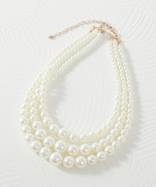 美品 3連パールネックレス✧*。 CHIC STYLE ネックレス 後チャーム付3連パール調ネックレス
