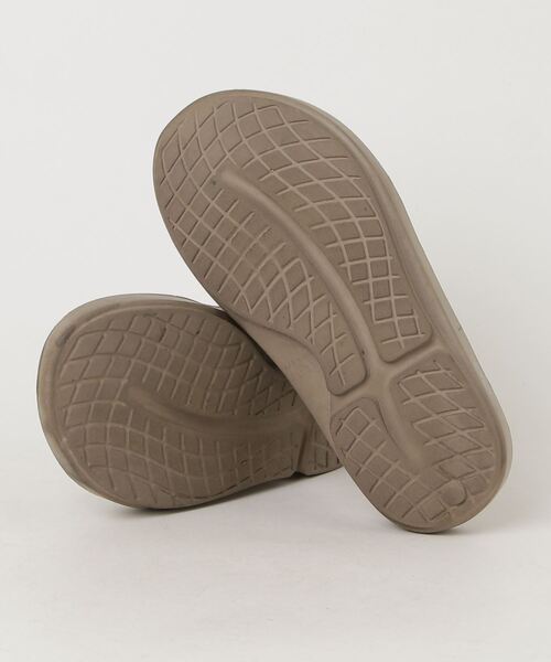 「OOFOS」 ビーチサンダル 4 ベージュ レディース_画像3