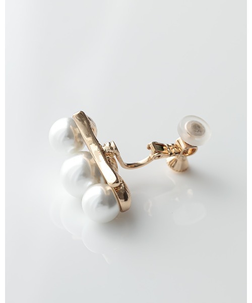 シャンパン色の３連パールイヤリング by Jolie Jewelry イヤリング 3連パールイヤリング レディース : ZOZOTOWN Yahoo