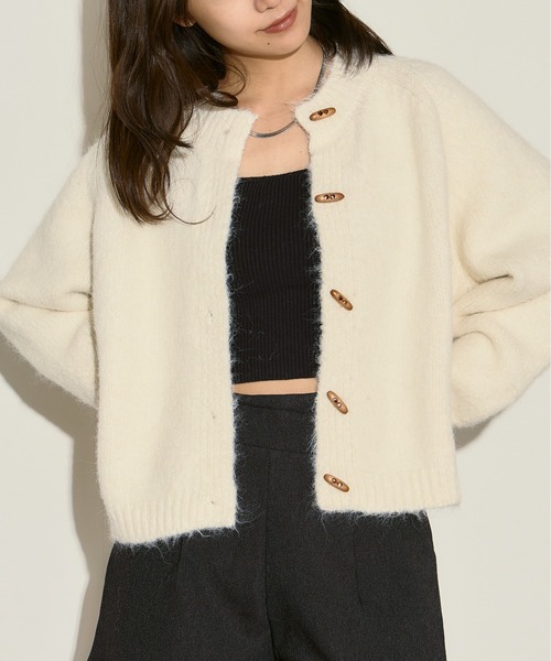 ホワイト ボタン付きカーディガン H.TOKYO カーディガン トグルボタンふわふわニットカーディガン