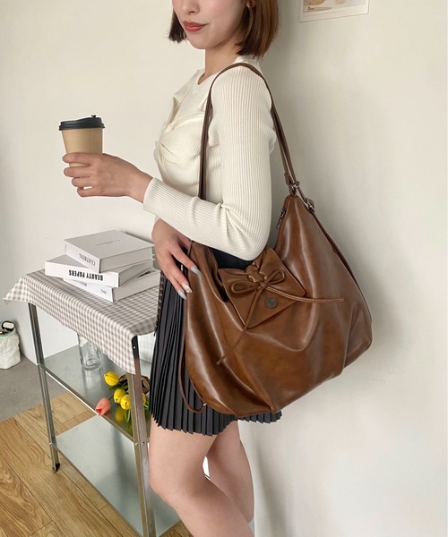 所作　ブラウンレザーバッグ Grained Cross Bag – マザーハウス 公式サイト