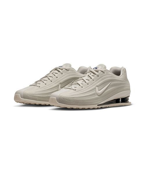 スニーカー　NIKE NIKE 26.5サイズの私にジャスト　昨年1.32万購入 NIKE（ナイキ） スニーカー 「NIKE meets emmi」SHOX Z レディース