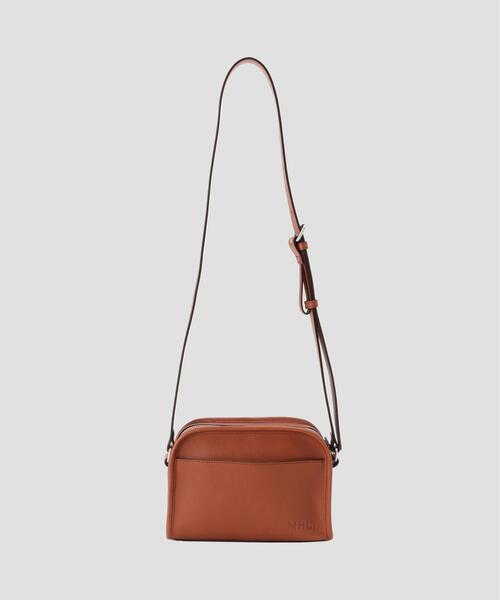 MHL. ロゴ ショルダーバッグ　ブラウン MHL.（エムエイチエル） ショルダーバッグ バッグ SUPPLE LEATHER