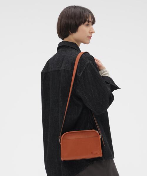 MHL. ロゴ ショルダーバッグ　ブラウン MHL.（エムエイチエル） ショルダーバッグ バッグ SUPPLE LEATHER