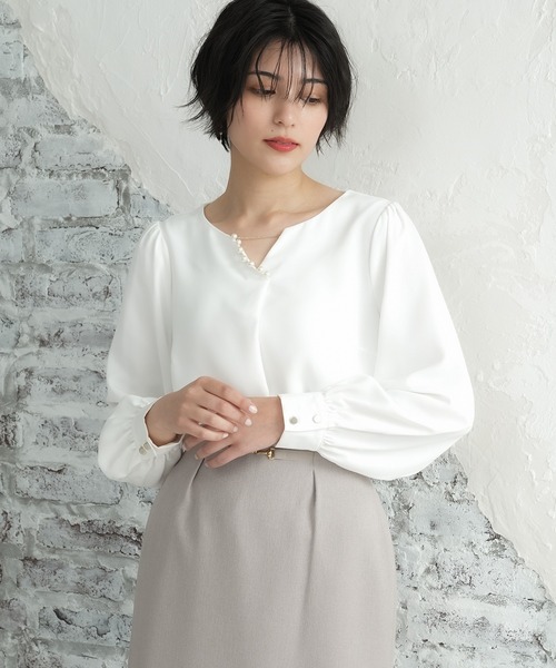 未使用　ella_selectshop トップス　ブラウス　白 TRUDEA（トルディア） ブラウス シャツ パール使いVネックブラウス