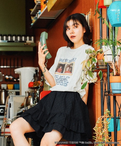 ニコアンド STRANGER THINGSコラボ ポスター風プリントTシャツ niko and… tシャツ 「STRANGER THINGS」コラボ ポスター風
