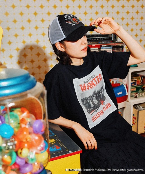 ニコアンド 【STRANGER THINGS】コラボ ポスター風プリントTシャツ ニコアンド✨ 【STRANGER THINGS】コラボポスター風プリントT