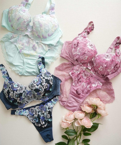 きれいめフェミニン ❤︎ ラベンダー　モカピンク　花柄　レース　まとめ売り美人百花 fran de lingerie（フランデランジェリー） ショーツ 可憐な花びら刺繍