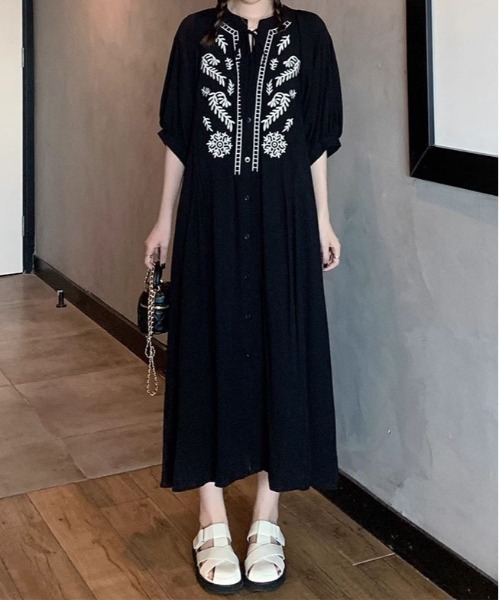 towavaseブラック 刺繍入りワンピース ＆soiree（アンドソワレ） ワンピース フォークロア刺繍五分袖