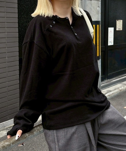 Chikashitsu+（チカシツプラス） ヘンリーネック tシャツ