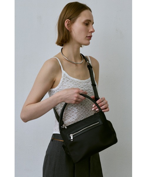 un/neu ショルダーバッグ バッグ ナローハンドルナイロンジップ