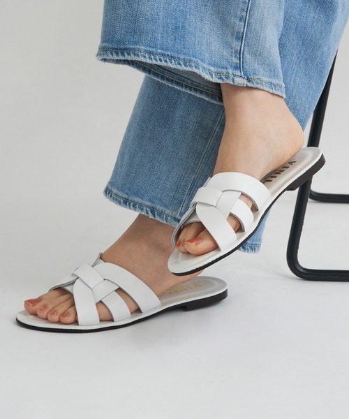 サンダル・ミュール VIA ROMA 15 LOGO SANDALS Valentino V-LOGO Leather Thong Sandal - Runway Catalog