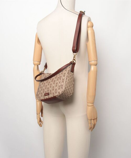 美品　フォッシル　型押しレザー ショルダーバッグ　　キャメル　メタルロゴ FOSSIL ショルダーバッグ バッグ フォッシル 斜めがけバッグ