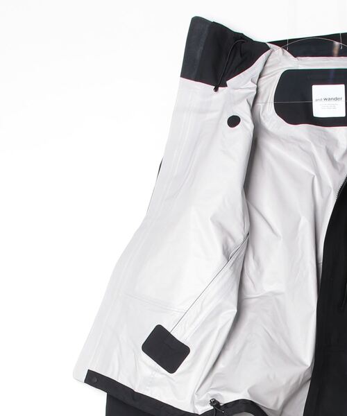 マウンテンパーカー ウインドブレーカー 「and wander」2.5L hiker rain jacket メンズの画像
