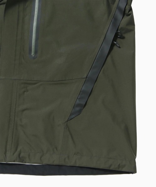 マウンテンパーカー ウインドブレーカー 「and wander」2.5L hiker rain jacket メンズの画像