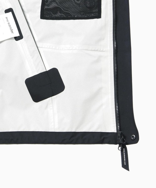 マウンテンパーカー ウインドブレーカー 「and wander」2.5L hiker rain jacket メンズの画像