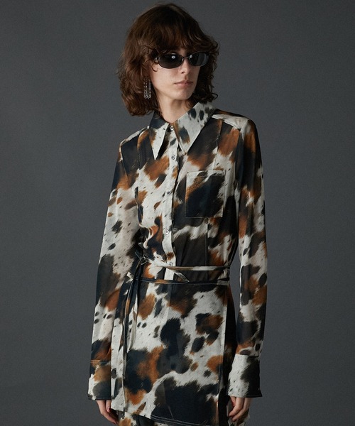 ブラウス シャツ COWプリントスリムシャツ / COW Printed Slim Shirt レディース