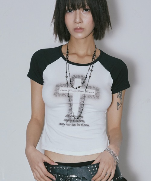 tシャツ A'GEM/9 × .kom 「NIIER NOR/ニーアノア」 CROSS ROSE RAGLAN TEE/クロスローズ ラグラン TEE